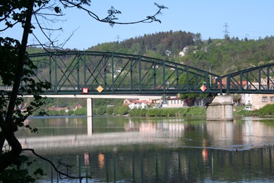 Starý ocelový most v Davli z pohledu od Libřice